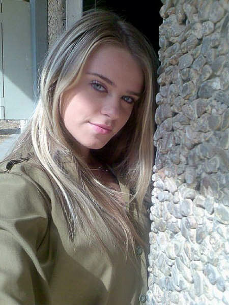 무기에 뜨거운 이스라엘 소녀의 일부