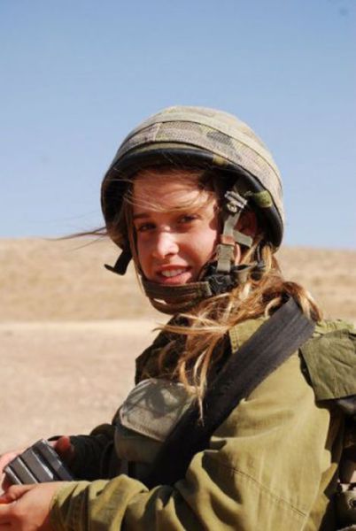무기에 뜨거운 이스라엘 소녀의 일부