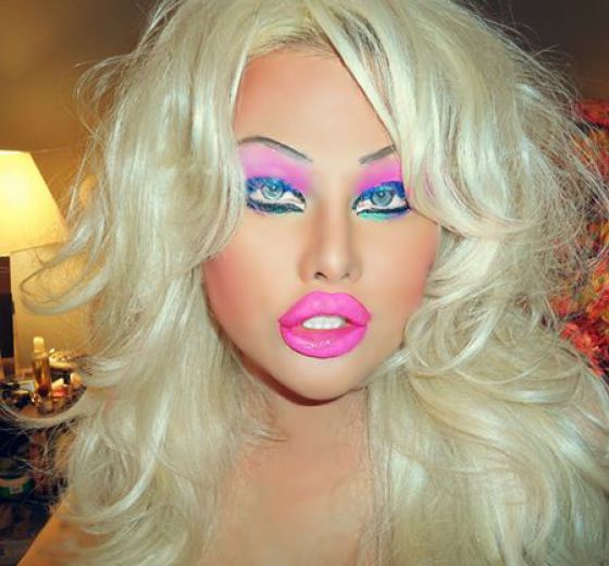 http://img.izismile.com/img/img7/20140327/640/the_transsexual_who_is_obsessed_with_achieving_sex_doll_looks_640_26.jpg