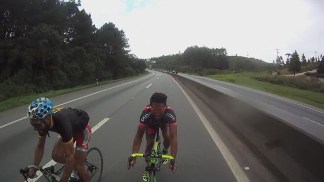 2 Cyclists Riding Up to 124km/h on a Brazilian Highway