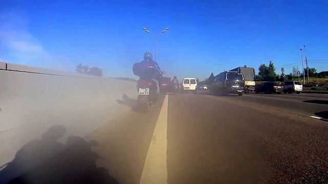 Russian Biker Recklessly Drives to +200 km/h through Traffic Jams