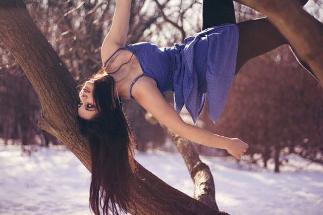 Позирующих моделей в очень неудобном положении