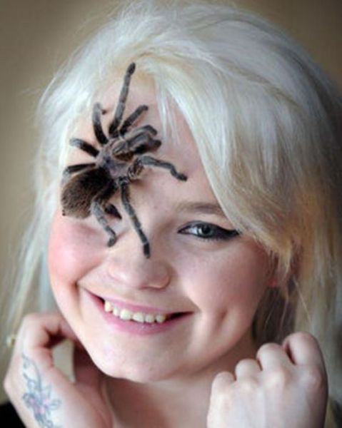 Позирующих моделей в очень неудобном положении