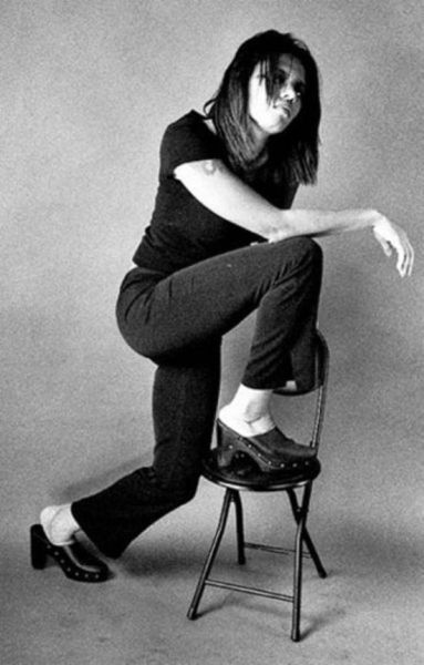 Позирующих моделей в очень неудобном положении