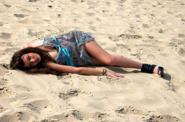 Позирующих моделей в очень неудобном положении