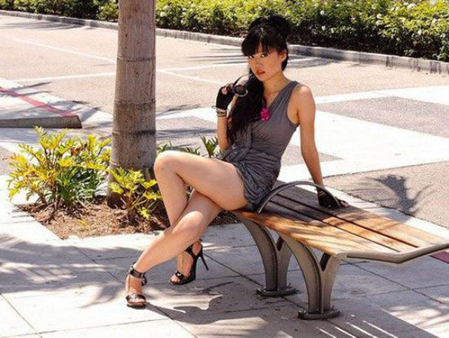 Позирующих моделей в очень неудобном положении