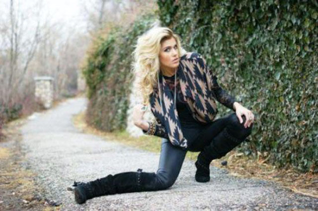 Позирующих моделей в очень неудобном положении