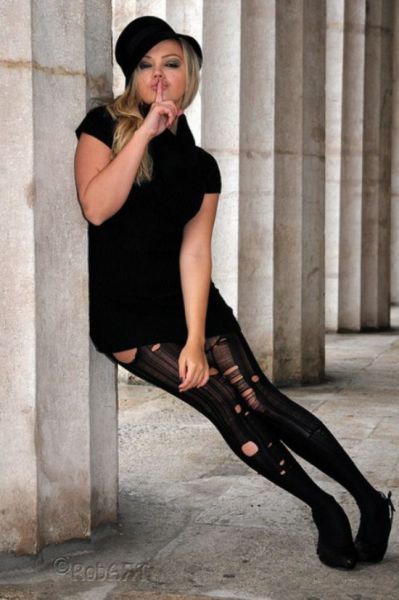 Позирующих моделей в очень неудобном положении