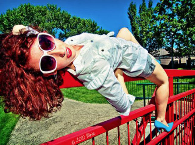 Позирующих моделей в очень неудобном положении