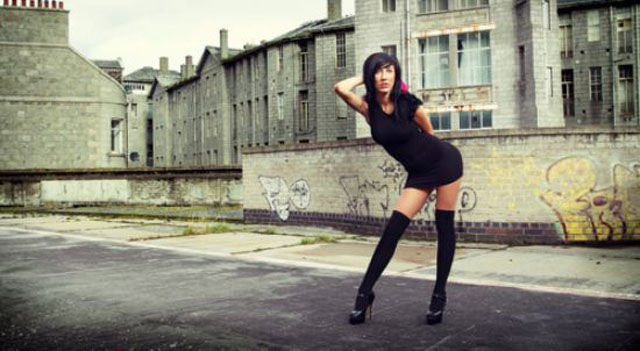 Позирующих моделей в очень неудобном положении