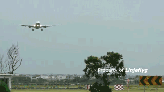 airplane_takeoffs_and_landings_gifs_that