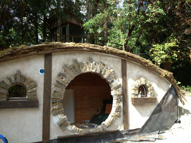one_mans_brilliant_selfmade_hobbit_house