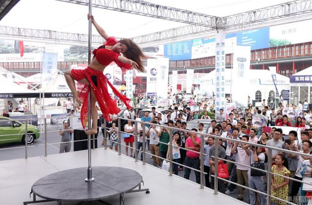 Men Don’t Really Visit Auto Shows for the Cars