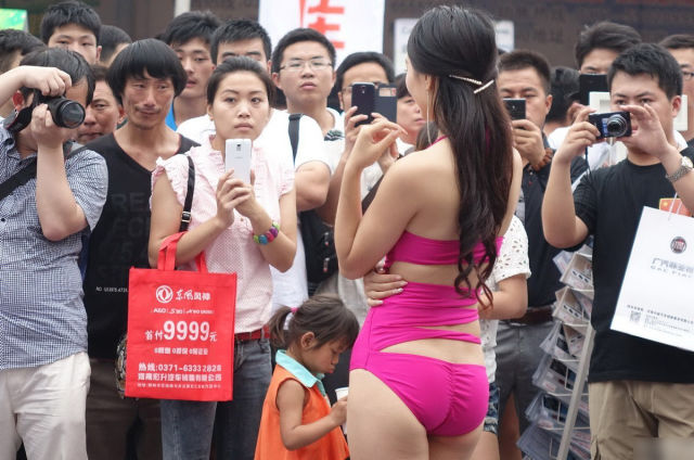 Men Don’t Really Visit Auto Shows for the Cars