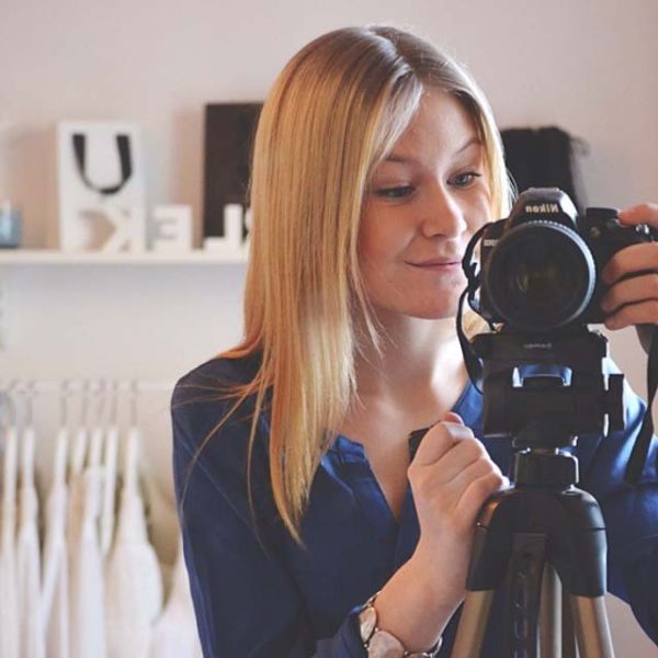 Sexy Girls with Cameras That Can Take My Picture Anytime (42 pics