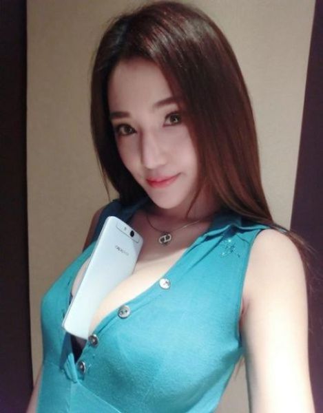 chinese_fitness_model_puts_her_boobs_to_
