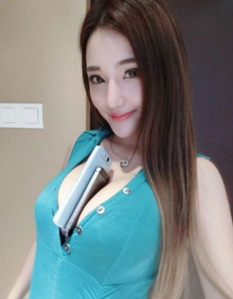 chinese_fitness_model_puts_her_boobs_to_