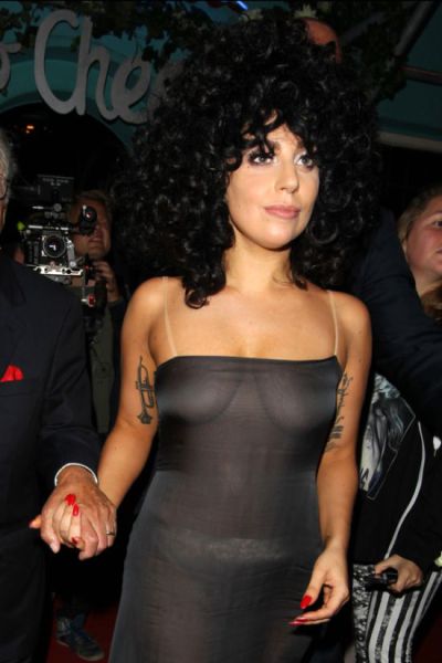 lady_gaga_forgets_her_bra_at_home_on_a_n