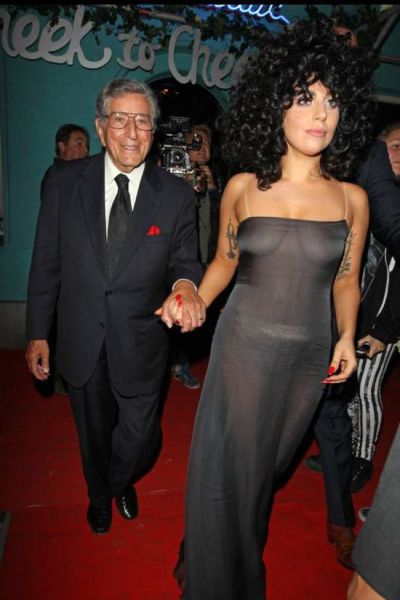 lady_gaga_forgets_her_bra_at_home_on_a_n