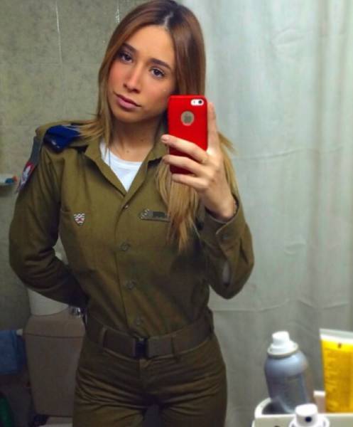 [Image: this_army_officer_has_missed_her_calling...640_01.jpg]