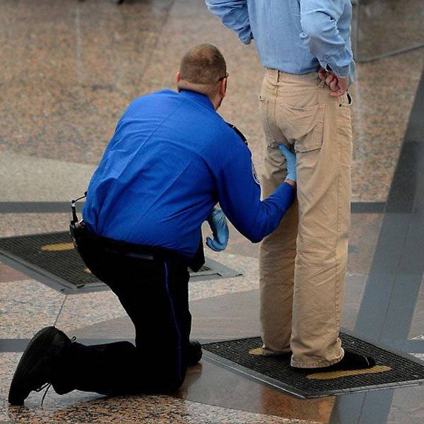 Times When Airport Security Workers Made It Very Embarrassing For Some People Times When Airport Security Workers Made It Very Embarrassing For Some People