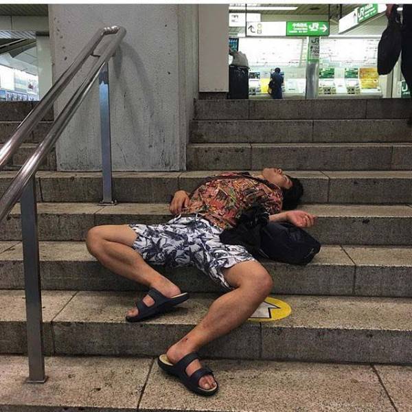 Insane Photographs Of Incredibly Drunk People In Public Page 7 Of 16 