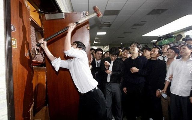 Political clashes in South Korea (11 photos)