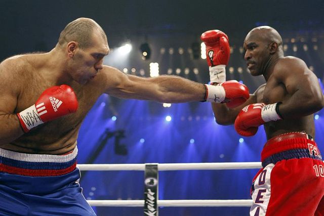 Nikolay Valuev has defeated Evander Holyfield (30 photos)
