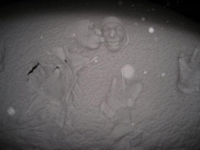 Bodyprints on snowy cars (11 pics)