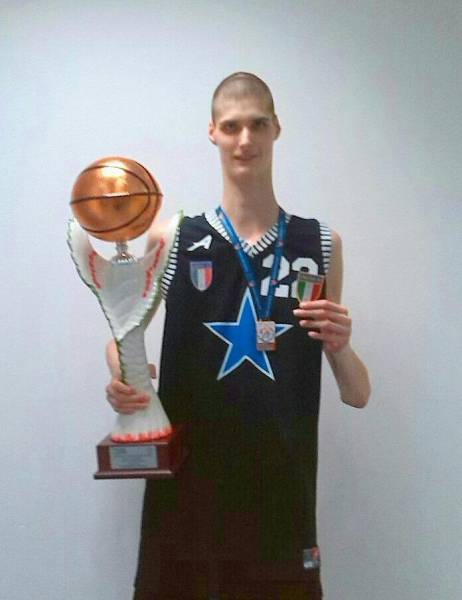 Now This Is What A True Born Basketball Player Looks Like!