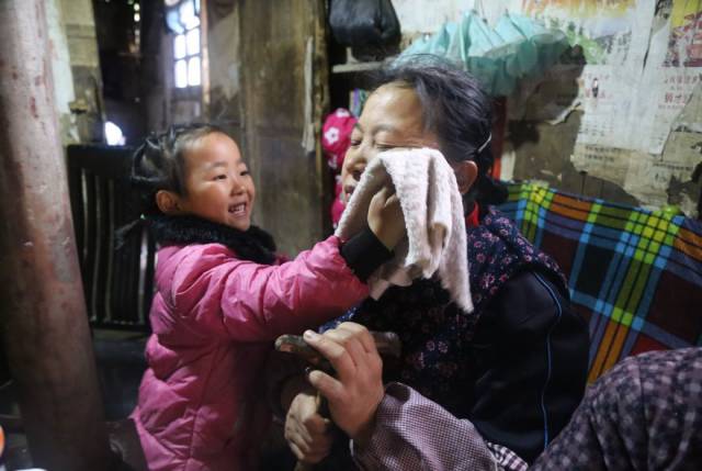 This 5-Year-Old Chinese Girl Has A Burden On Her Fragile Little Shoulders That Not Every Adult Could Carry