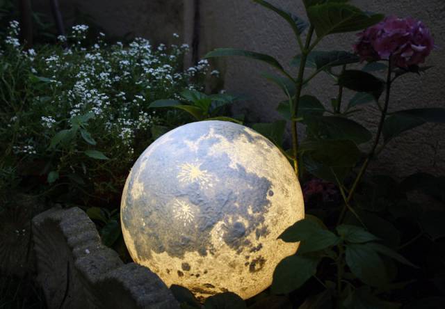 These Lamps Are Incredible – It’s Almost As If You Can Have Your Own Planet At Home