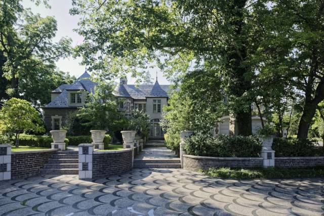 If You Want Something Bizarre In Your Life – You Could Live Like A Soviet Billionaire In A Long Island Mansion