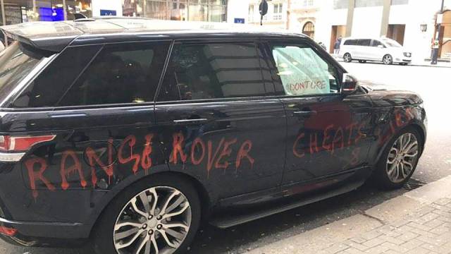 If You Want Everyone To Know You’re Pissed – Write It On Your Range Rover