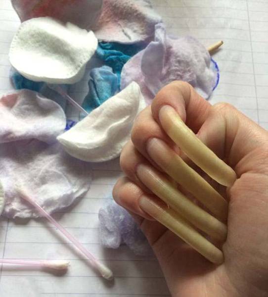 16-Year-Old Girl Doesn't Cut Her Nails For Over 3 Years To ...