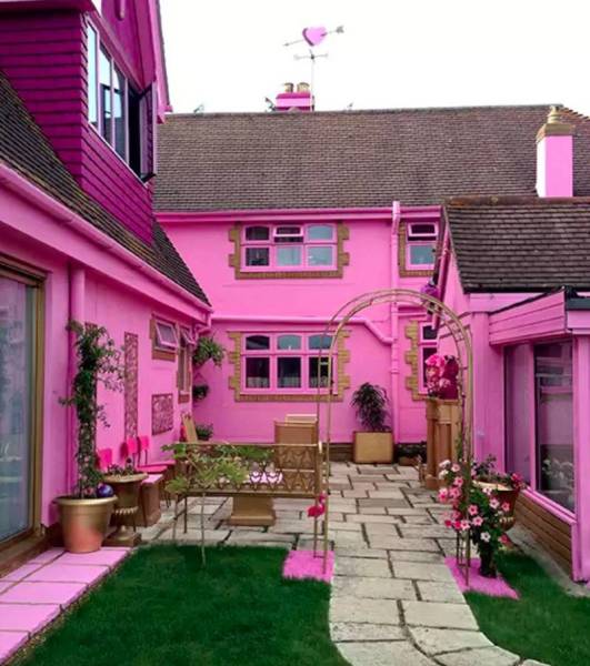 Bring Your Love For Pink Color To Ultimate Levels With This House