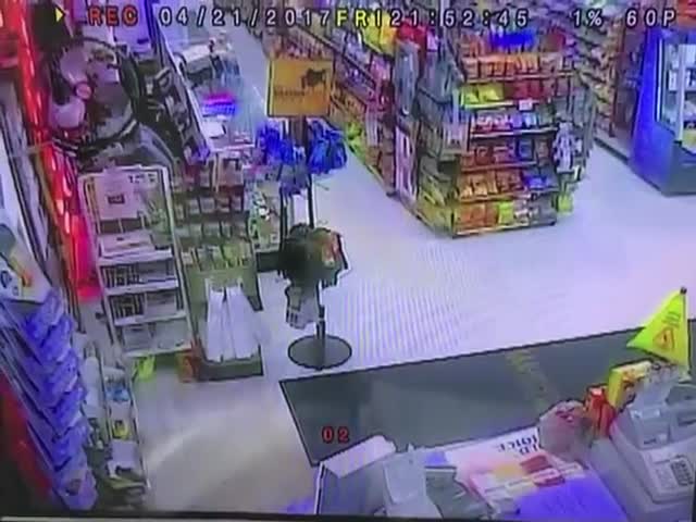 That Armed Robber Didn’t Expect Such A Reaction From Store’s Employees