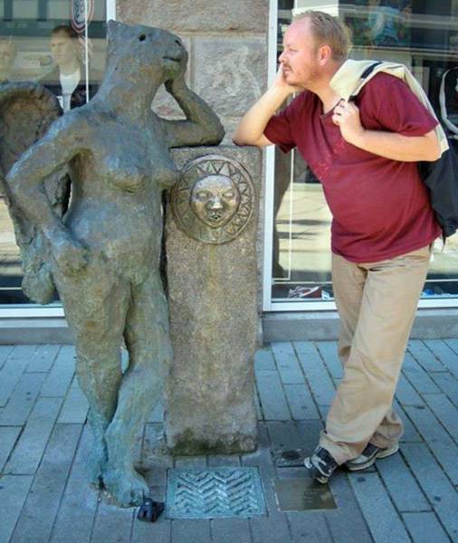 Ridiculous Photos with Statues