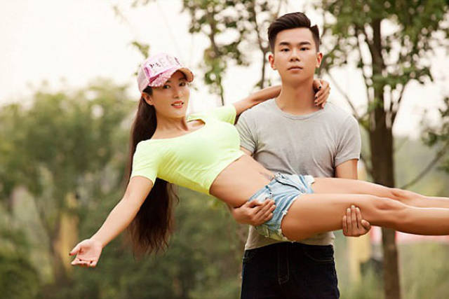 This Super-Awesome Chinese Girl Looks So Young That People Think She’s Son’s Girlfriend!