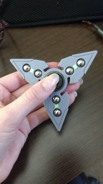 Fidget Spinner Is Now A Thing That EVERYBODY Wants!