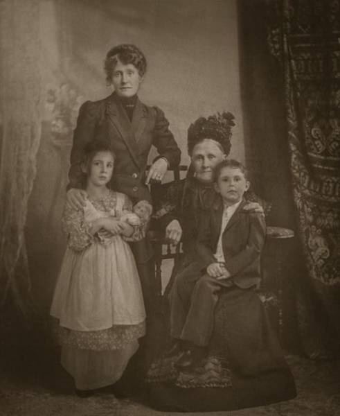 This Old Family Photo Has A Secret That’s Impossible To Find Unless You Know It