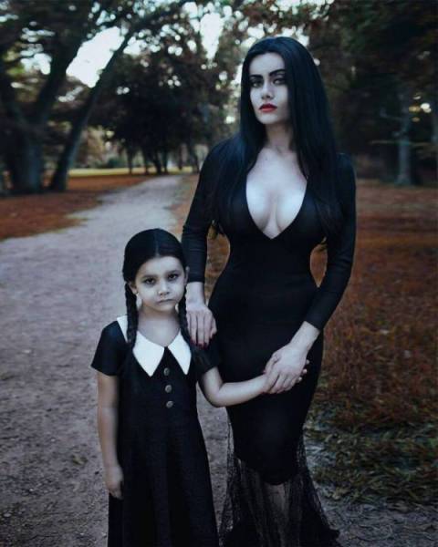 This Addams Family Cosplay Is More Than Eye-Popping!