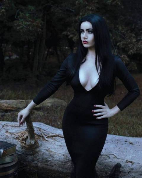 This Addams Family Cosplay Is More Than Eye-Popping!