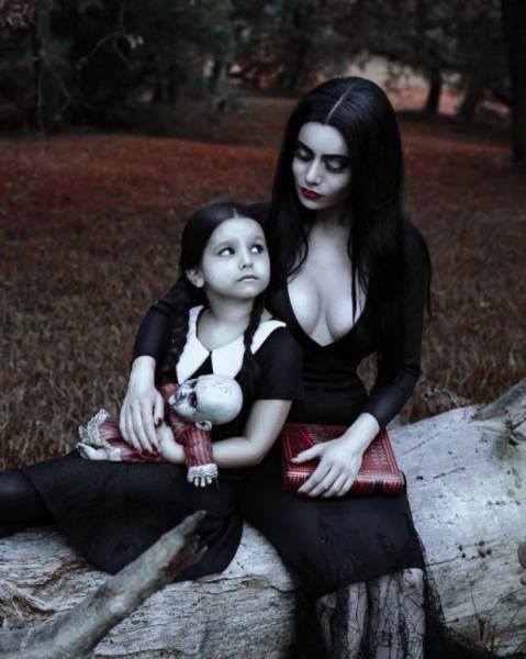 This Addams Family Cosplay Is More Than Eye-Popping!