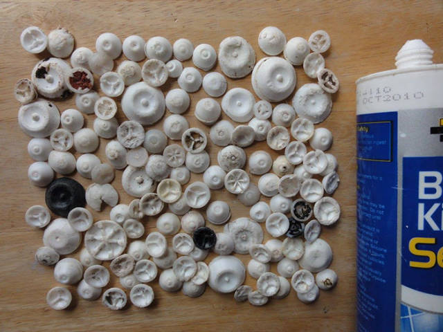 This Man Creates Art Out Of Trash He Finds On The Shore To Show How People Contaminate The Ocean