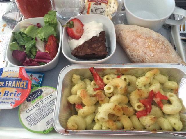 Economy Class And Business Class Food On Airlines Differ A Lot!