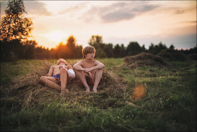 This Photographer Shows How Childhood Without Technologies Looks Like