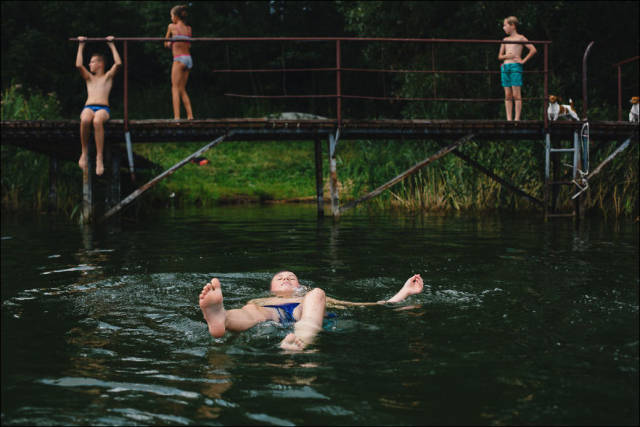 This Photographer Shows How Childhood Without Technologies Looks Like