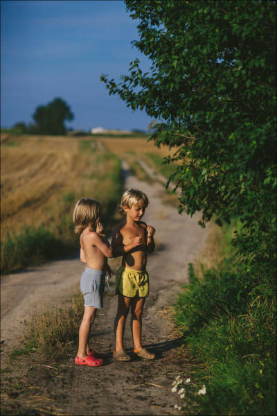 This Photographer Shows How Childhood Without Technologies Looks Like