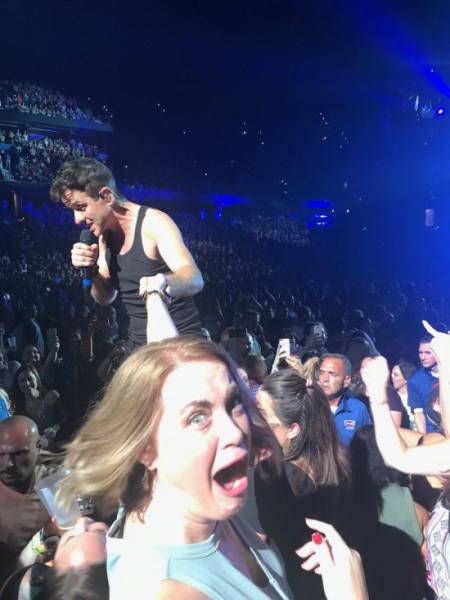When Her Favorite Singer Touched Her Hand, This Woman Showed How Absolute Excitement Looks Like!